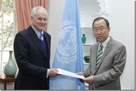 Ake Sellstrom met Ban Ki-moon - Overhandigen rapport Vn-missie gifgasaanvallen Syrië - 2013
