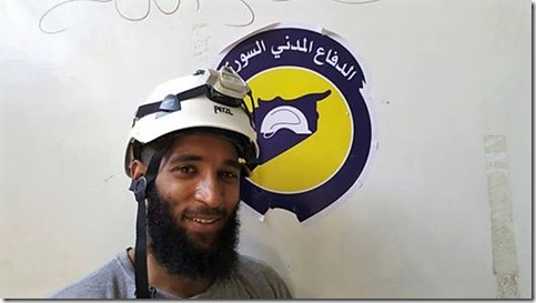 Witte Helmen - Tauqir Sharif (Derde van links) posting Facebook